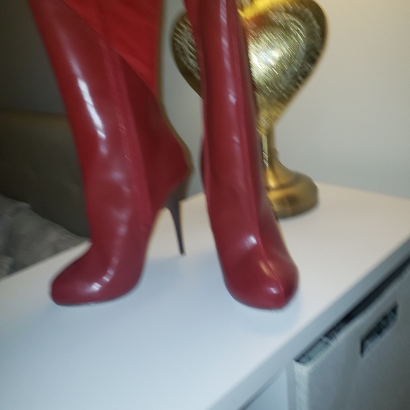 BOOTS - Picture 5 of 8